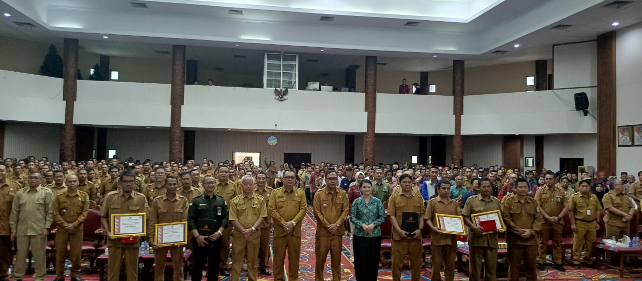 Rakor Petinggi dan Kepala Adat se- Kabupaten Kutai Barat yang dibuka oleh Bupati Frederick Edwin.  &nbsp;