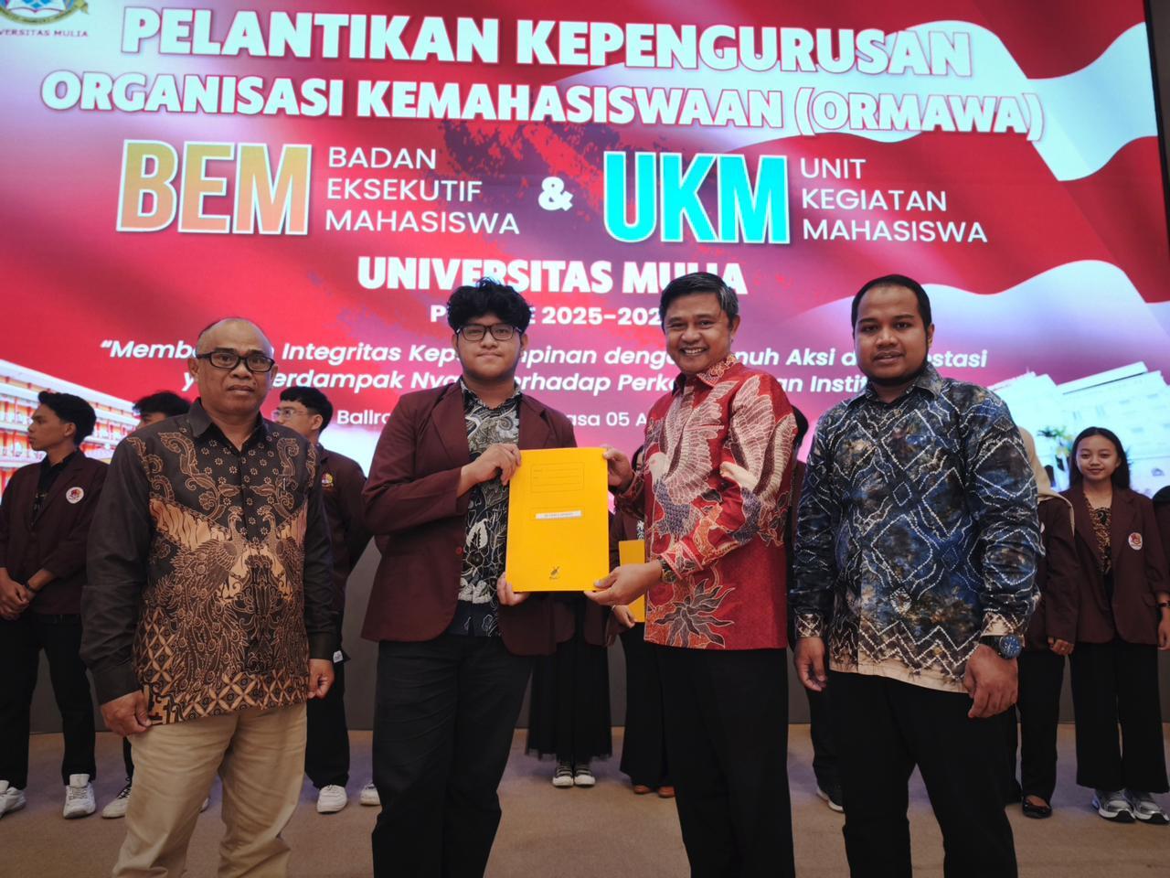 DUKUNG BEM: Rektor Universitas Mulia Muhammad Ahsin Rifai (kedua kanan) menyerahkan SK Kepengurusan BEM UM 2025&ndash;2026 secara simbolis, bentuk dukungan penuh terhadap regenerasi kepemimpinan mahasiswa.
