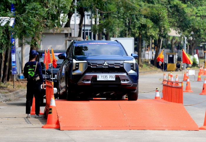 Pengunjung antusias mencoba unit test drive Destinator di GIIAS 2025