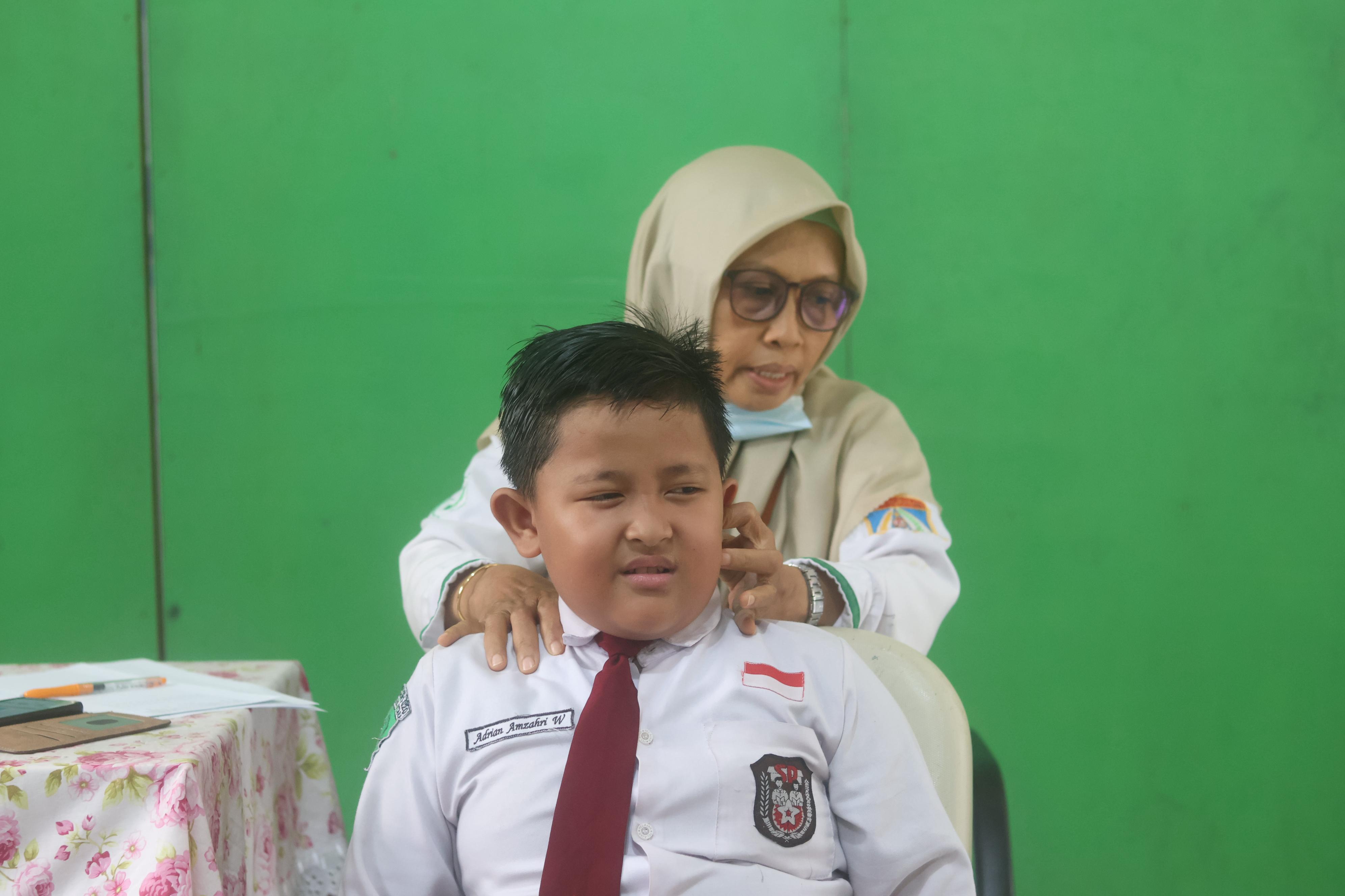 PEMERIKSAAN: Pemeriksaan Cek Kesehatan Gratis mulai berjalan di Balikpapan. Seperti di SD 020 Balikpapan Utara pada Rabu (6/8).