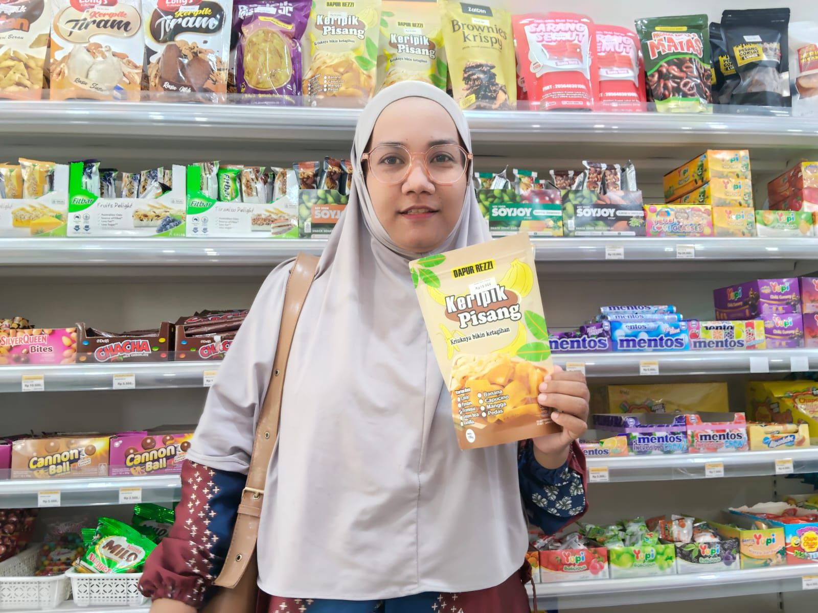 NAIK KELAS: Usaha keripik rumahan Wahdaniah yang dimulai sejak 2018 akhirnya mejeng di rak minimarket pada 2023. Naik kelas dengan kemasan menarik.