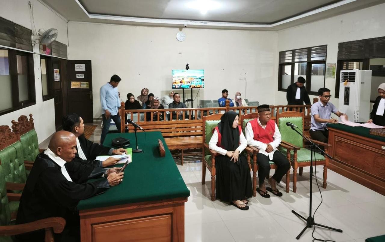 BACAKAN TUNTUTAN: Jaksa penuntut umum mengajukan tuntutan terhadap dua terdakwa kasus dugaan investasi bodong ayam potong apderis di Pengadilan Negeri Bontang. (ADIEL KUNDHARA/KP)