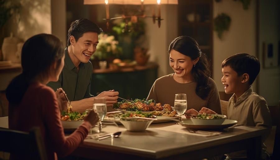 Ilustrasi makan bersama dalam satu meja  menjaga kesehatan mental seluruh anggota keluarga.