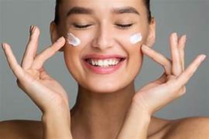 Ilustrasi wanita memakai skincare.