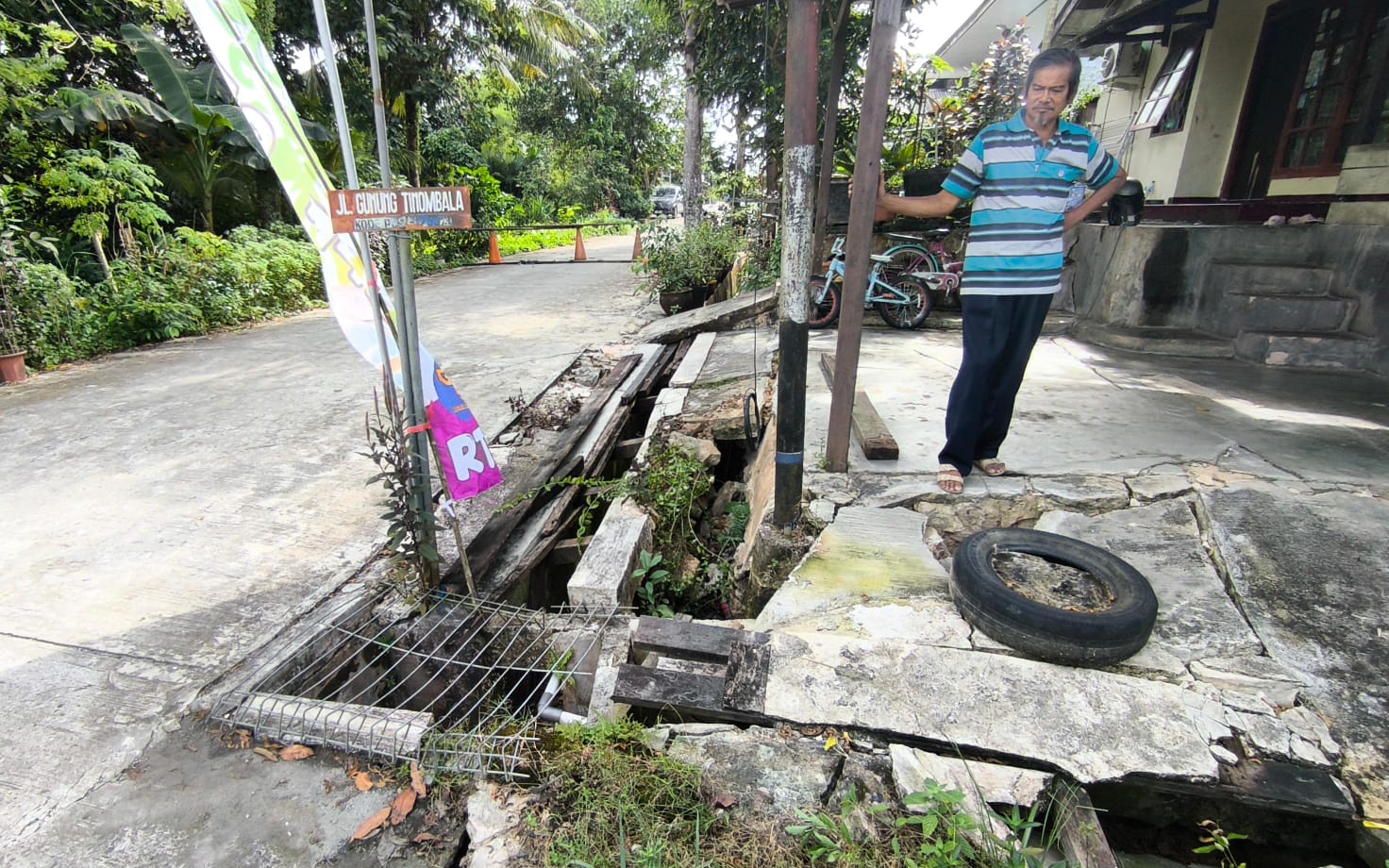 PERLU PERBAIKAN: Penanganan kerusakan jalan di Perum Bukit Sekatup Damai (BSD) belum disentuh, padahal warga sudah mengajukan usulan di Musrenbang.