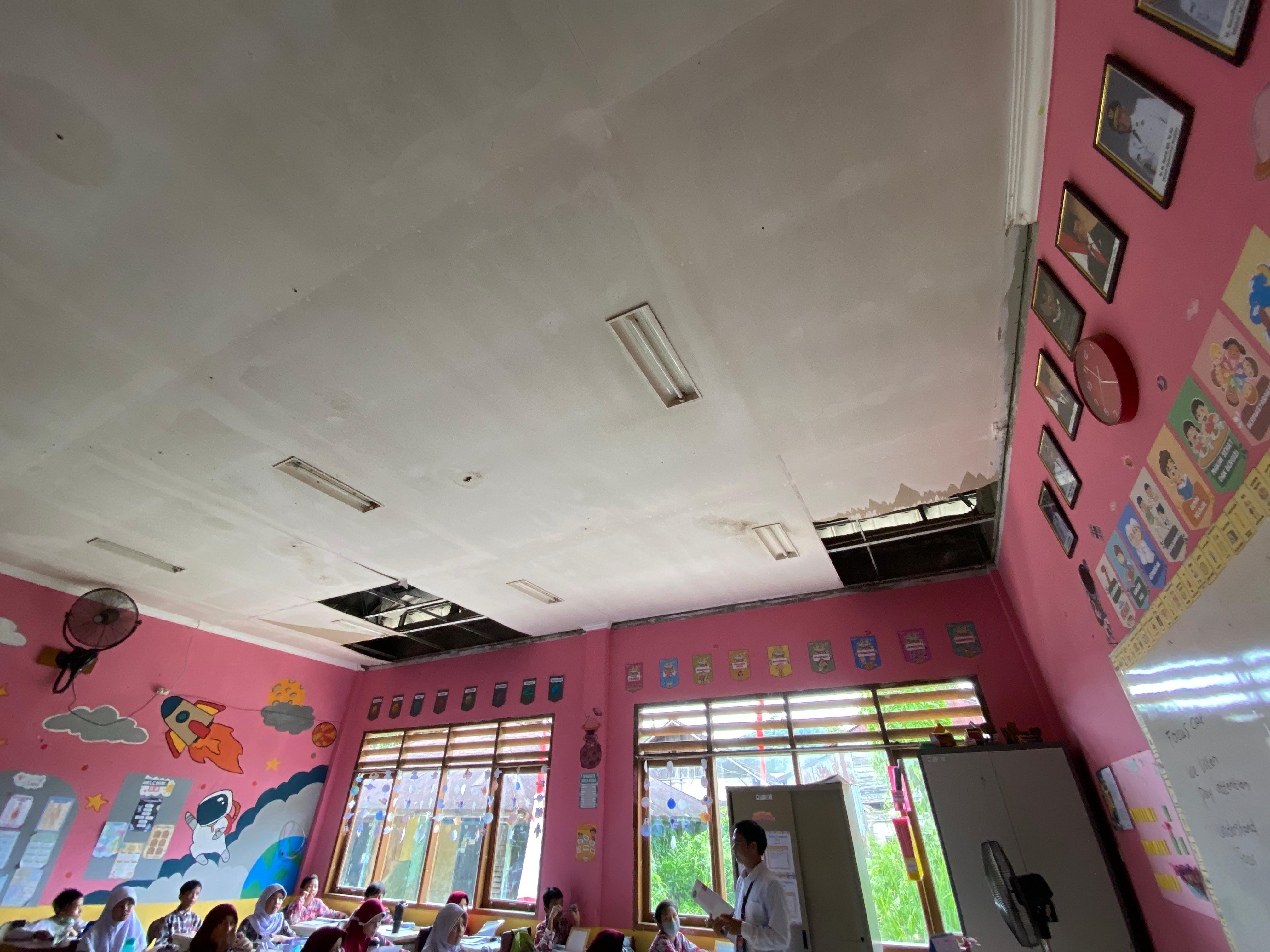 SEKOLAH RUSAK: Salah satu plafon di SD 008 Sungai Pinang yang rusak dan perlu perbaikan segera, Rabu (6/8). (DENNY SAPUTRA/KP)
