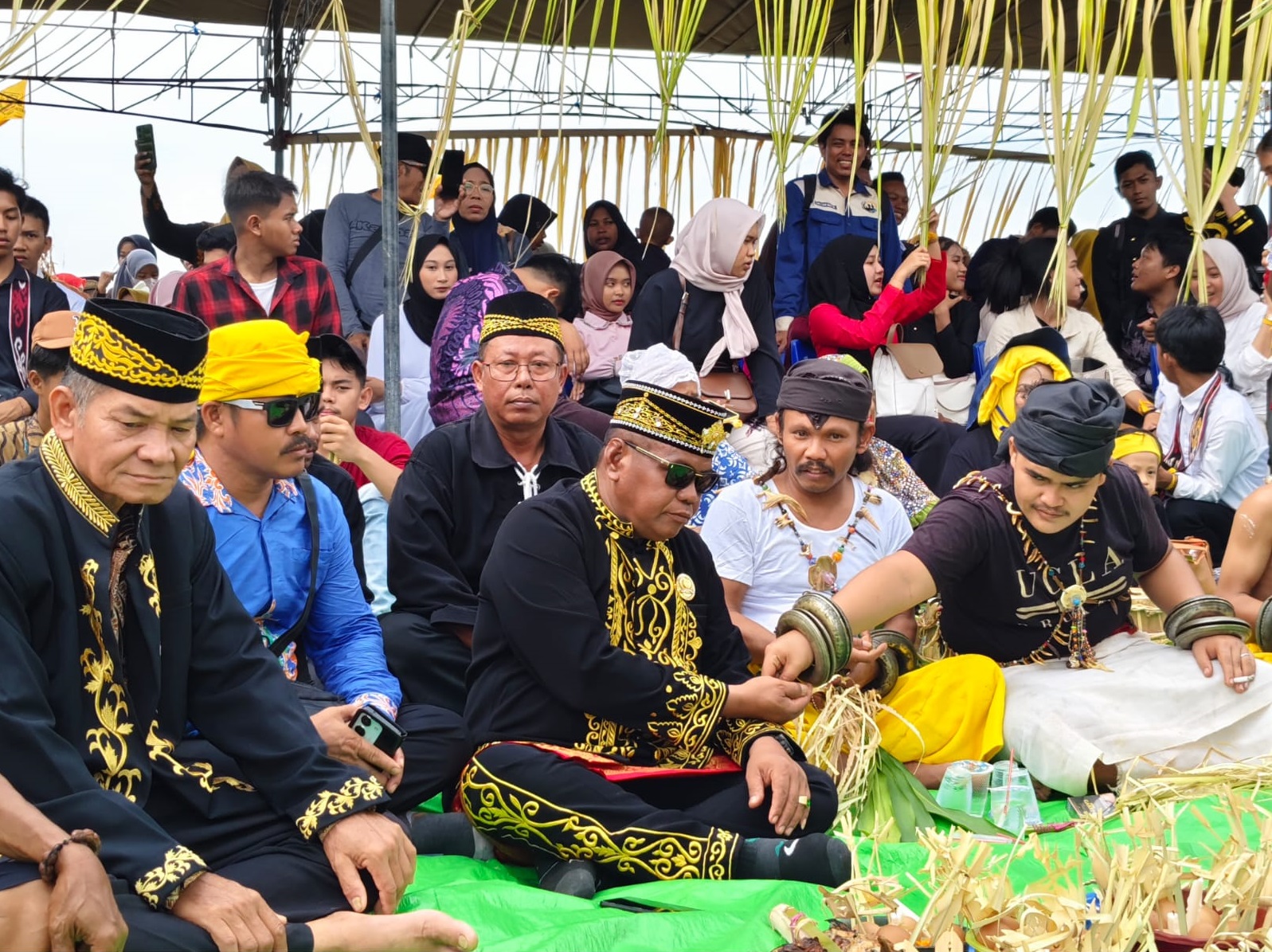 Tetua adat Paser berkumpul dan mengikuti ritual Nondoi yang menjadi agenda tahunan penyelenggaraannya di Penajam Paser Utara.  &nbsp;