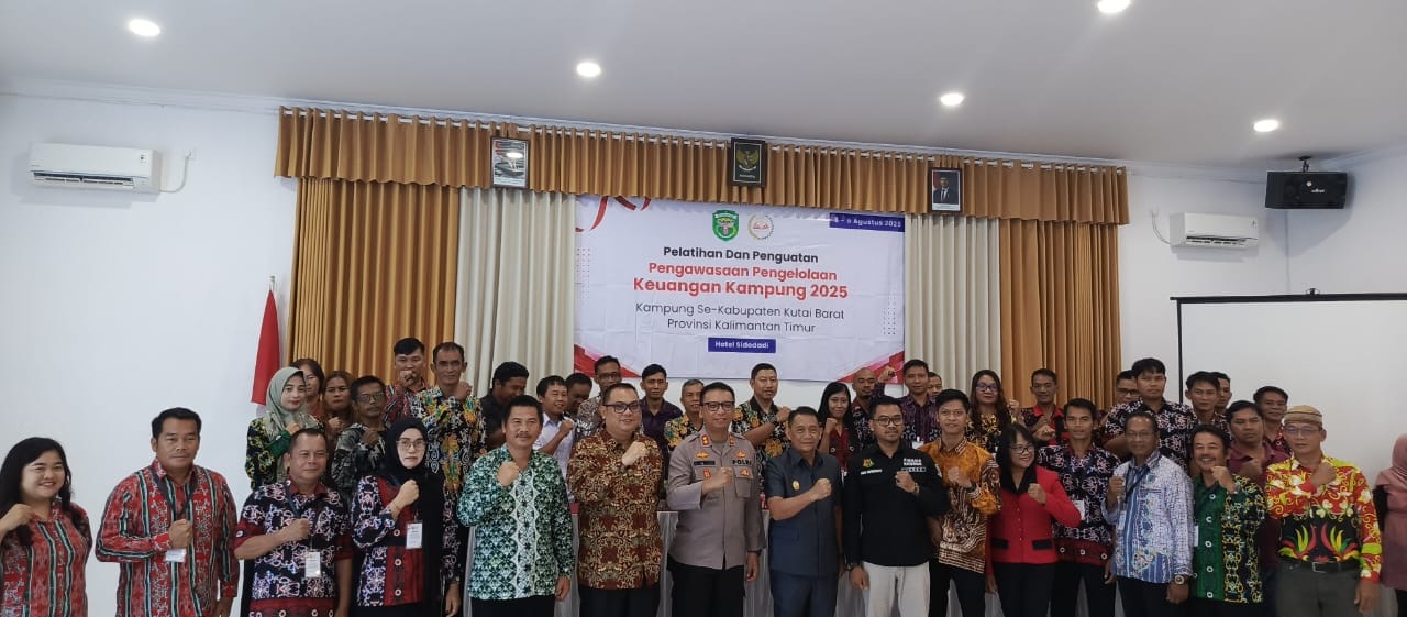 PENGUATAN: Sesi foto bersama Wabup Kubar Nanang Adriani dan Kapolres Kutai Barat AKBP Boney Wahyu Wicaksono bersama narasumber serta peserta pendidikan dan pelatihan.