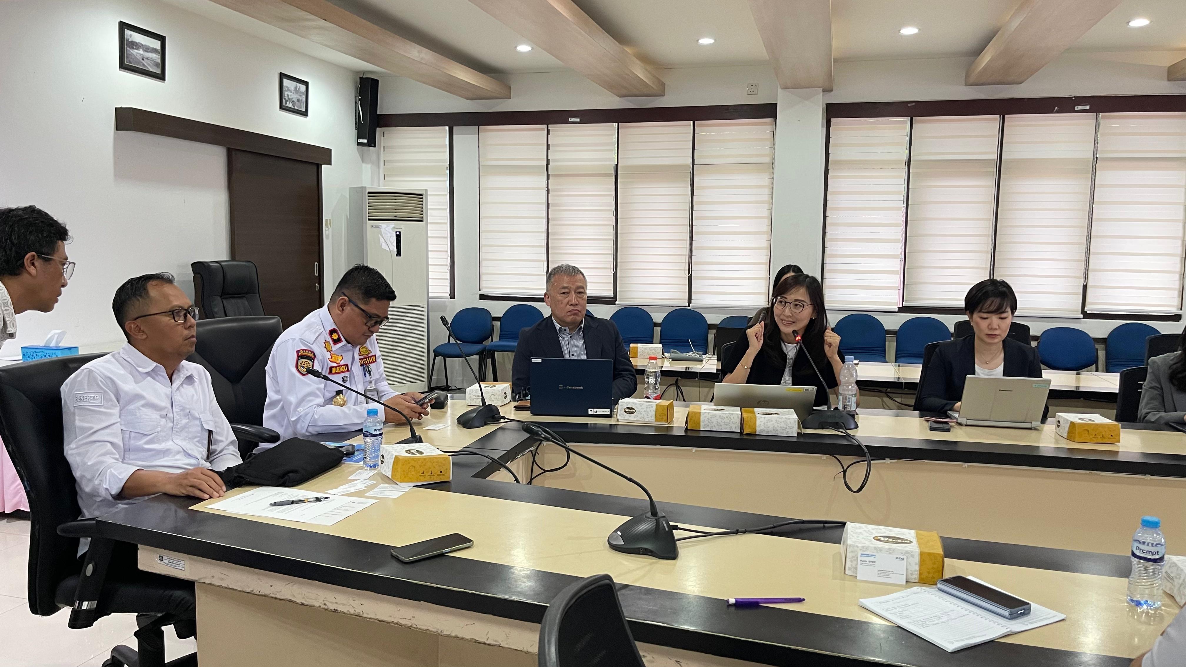 SERIUS: Delegasi Pemerintah Yokohama saat  pertemuan dengan Bappeda Litbang Kota Balikpapan, yang diterima langsung Tommy Alfianto (duduk, kiri) serta Muhammad Fadli Pathurrahman (kanan), Rabu (6/8).