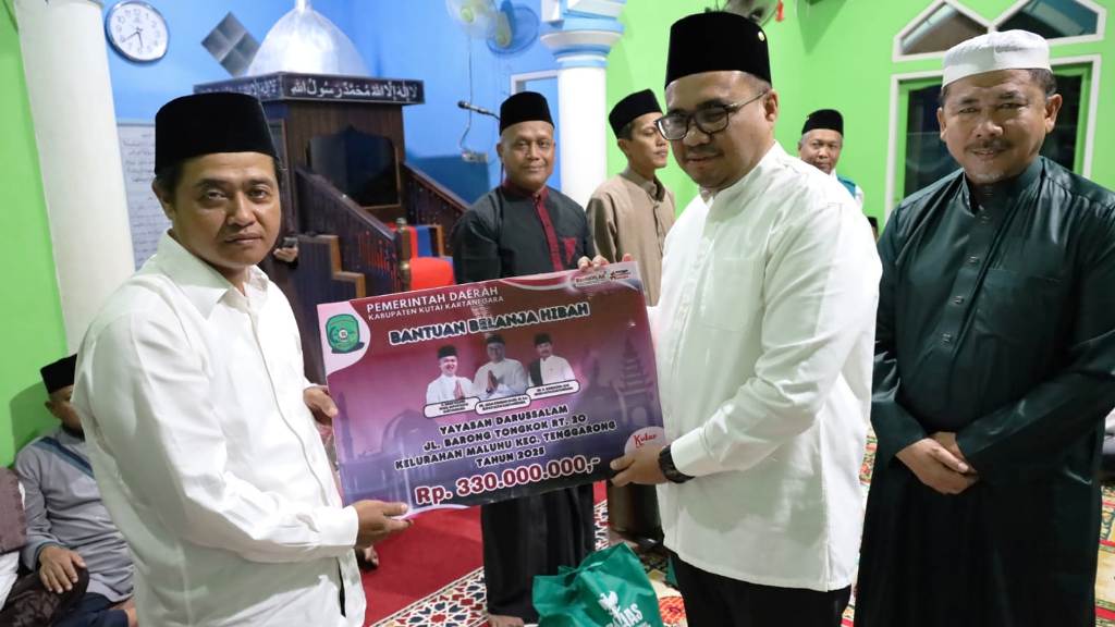 Bupati Kukar Aulia Rahman Basri menyerahkan bantuan hibah, serta bantuan untuk imam dan marbot masjid saat Safari Subuh di Kelurahan Maluhu.