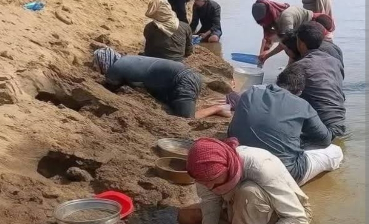 Fenomena langka di Suriah, Sungai Eufrat surut, warga berlomba cari emas.