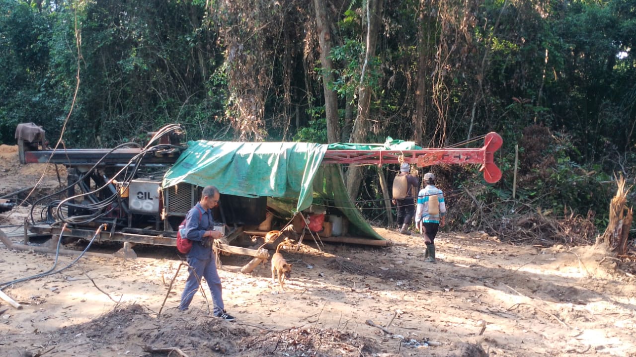 DIDUGA BERMASALAH: Alat pengeboran perusahaan yang masih berada di lokasi kebun karet milik Janar, di Kampung Sangsang, Kecamatan Siluq Ngurai, Kabupaten Kutai Barat.
