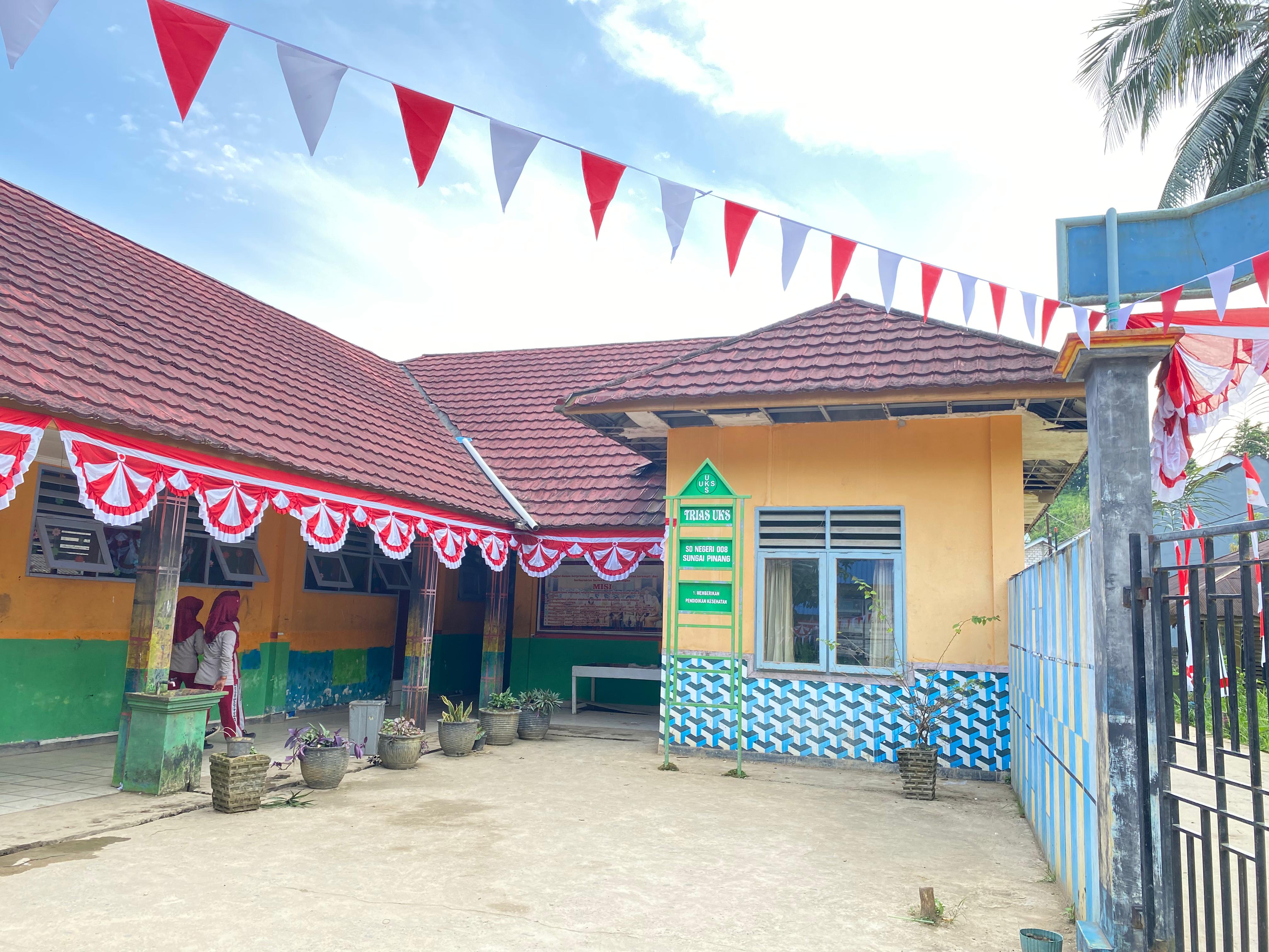 PERLU PERHATIAN: Bangunan SD 008 Sungai Pinang yang beberapa bagiannya terlhat rusak, diusulkan peningkatan di 2026 mendatang. (DENNY SAPUTRA/KP)