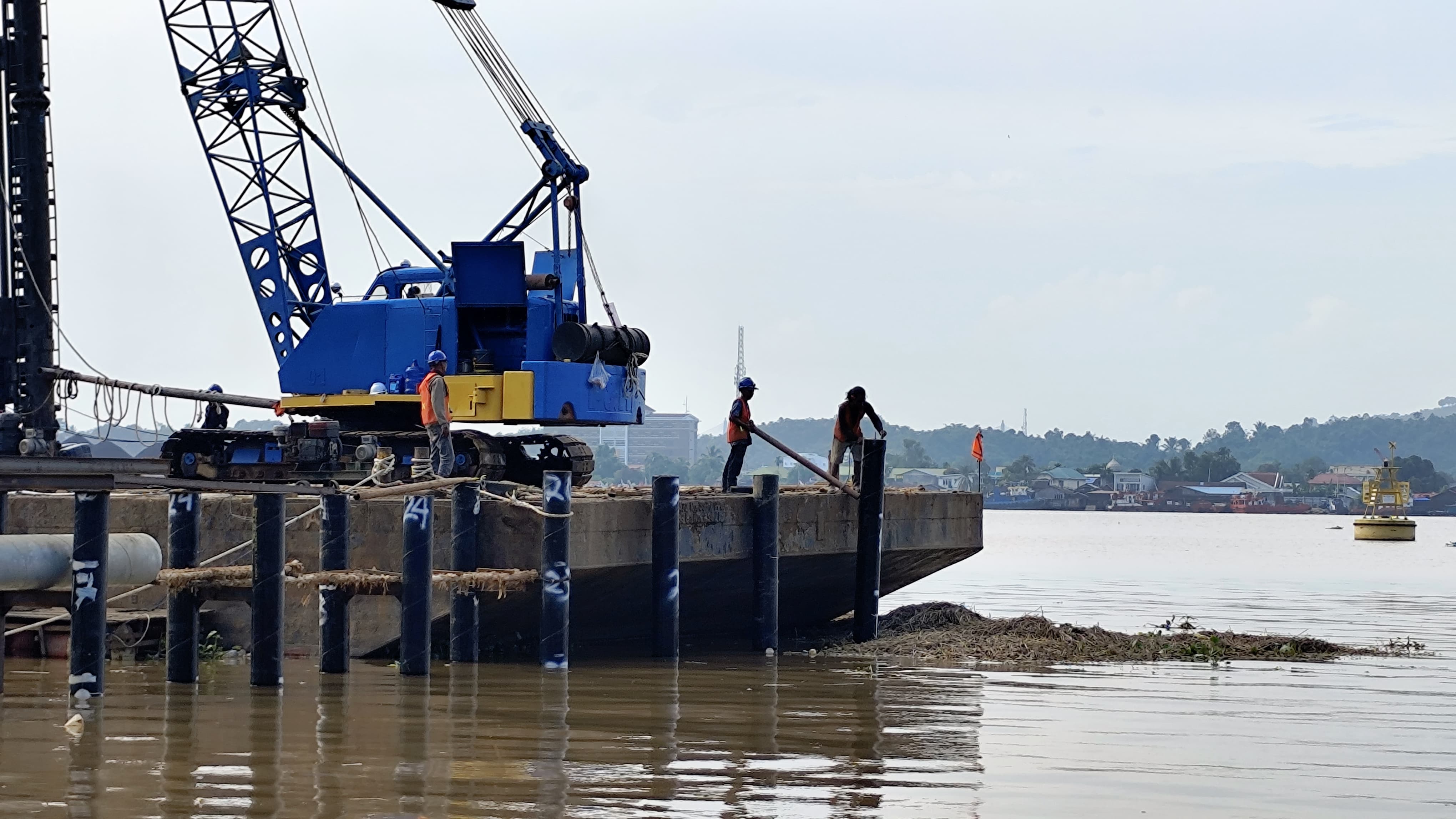 DUKUNGAN: Beberapa pekerja terlihat beraktivitas pada proyek pembangunan intake Karang Asam di tepi sungai Mahakam, Jalan Slamet Riyadi Kecamatan Sungai Kunjang, Kamis (7/8). (DENNY SAPUTRA/KP)