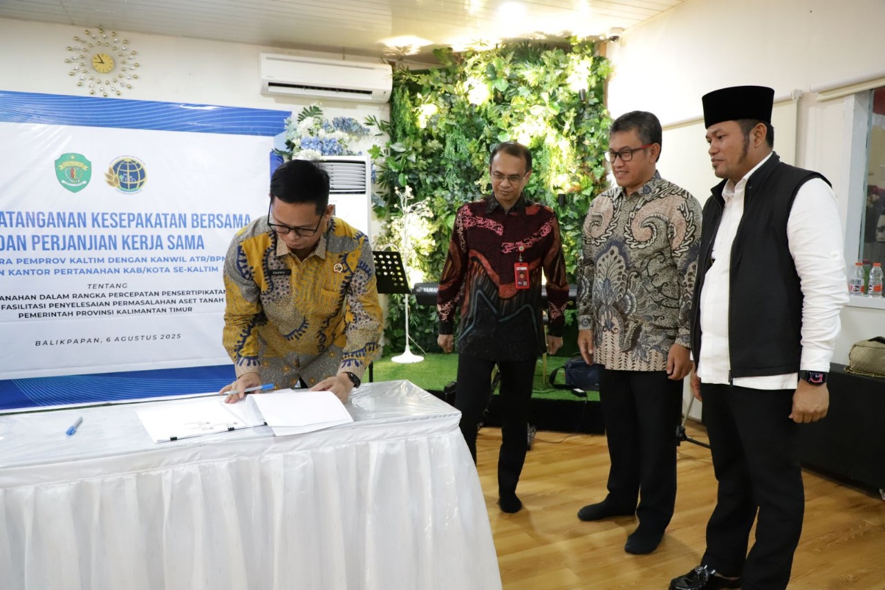 Kepala BPN Kutai Barat, Zulkipli (kiri) saat penandatanganan MOU disaksikan Gubernur Kaltim, Rudy Mas