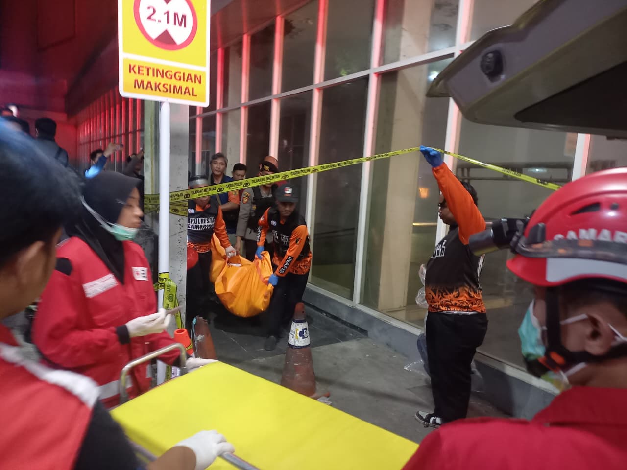 EVAKUASI: Seorang pria diduga melompat dari puncak Gedung Go Mal (eks Plaza Mulia). (EKO PRALISTIO/KP)