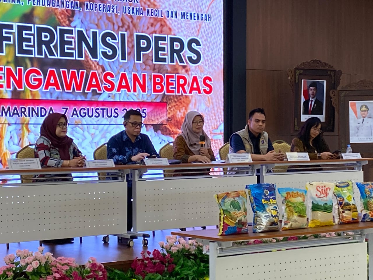 DPPKUKM Kaltim merilis hasil pengawasan 10 merek beras premium yang melanggar SNI di Samarinda, Kamis (9/8/2025). (BAYU/KP)