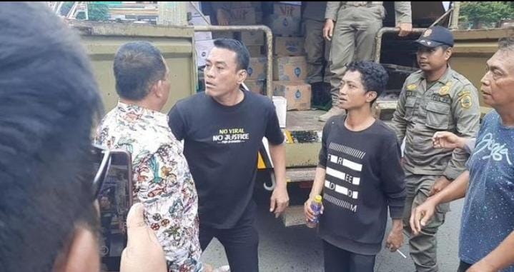 Warga memprotes tindakan pengangkutan paksa donasi air mineral oleh Sekda Pati, Riyoso.