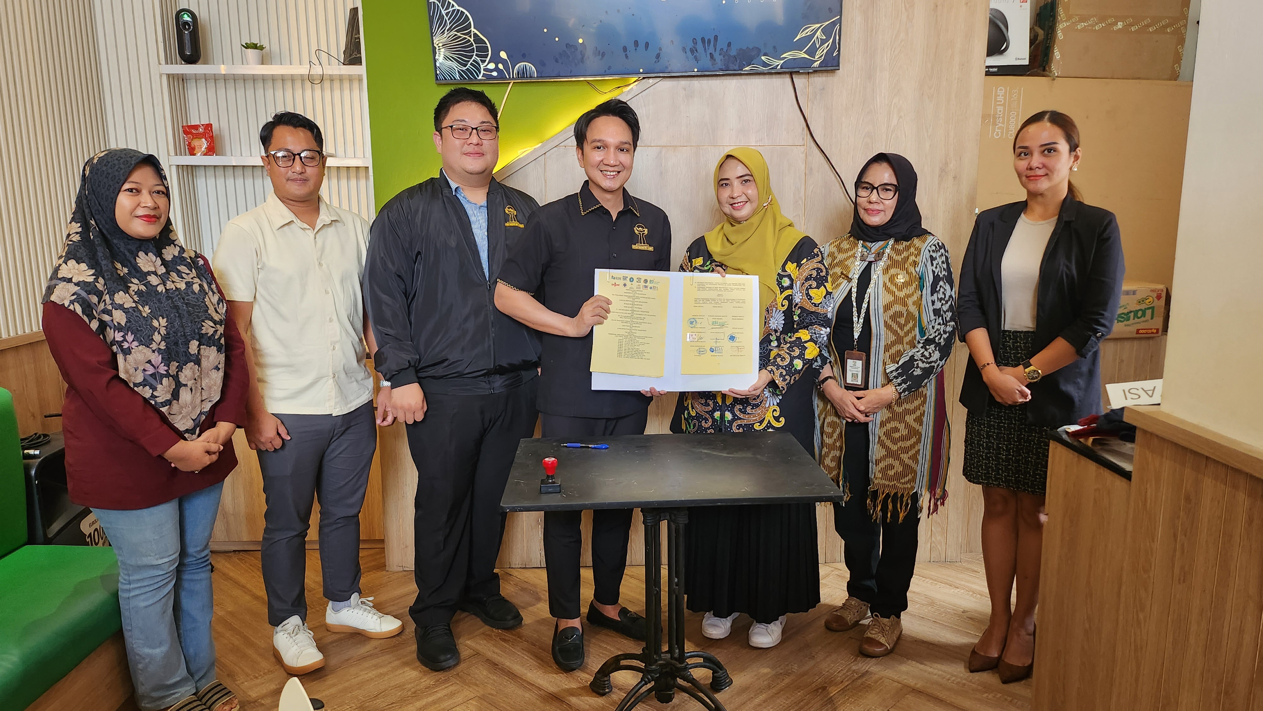 Adam Dustin Bhakti (tengah) saat menandatangani perjanjian kerja sama strategis dengan DKUMKMP Balikpapan, Selasa (7/8). (FOTO ULIL/KP)
