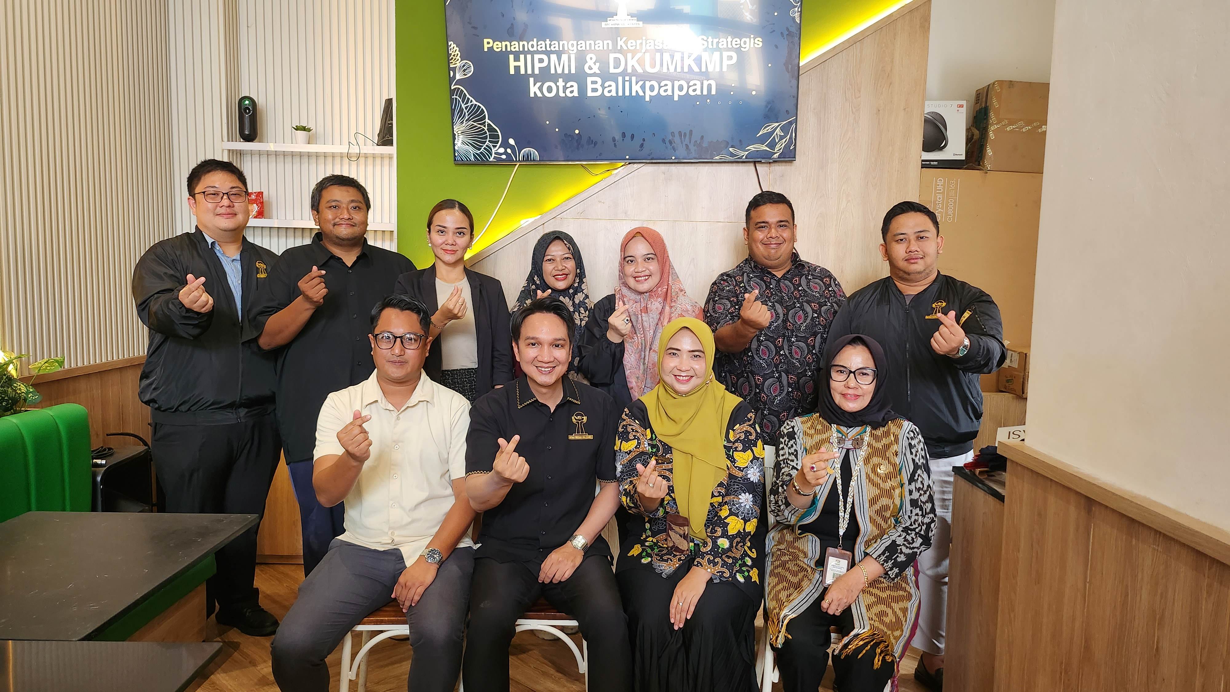 Adam Dustin Bhakti (duduk dua kiri) setelah menandatangani perjanjian kerja sama strategis dengan DKUMKMP Balikpapan, Selasa (7/8). (FOTO ULIL/KP)
