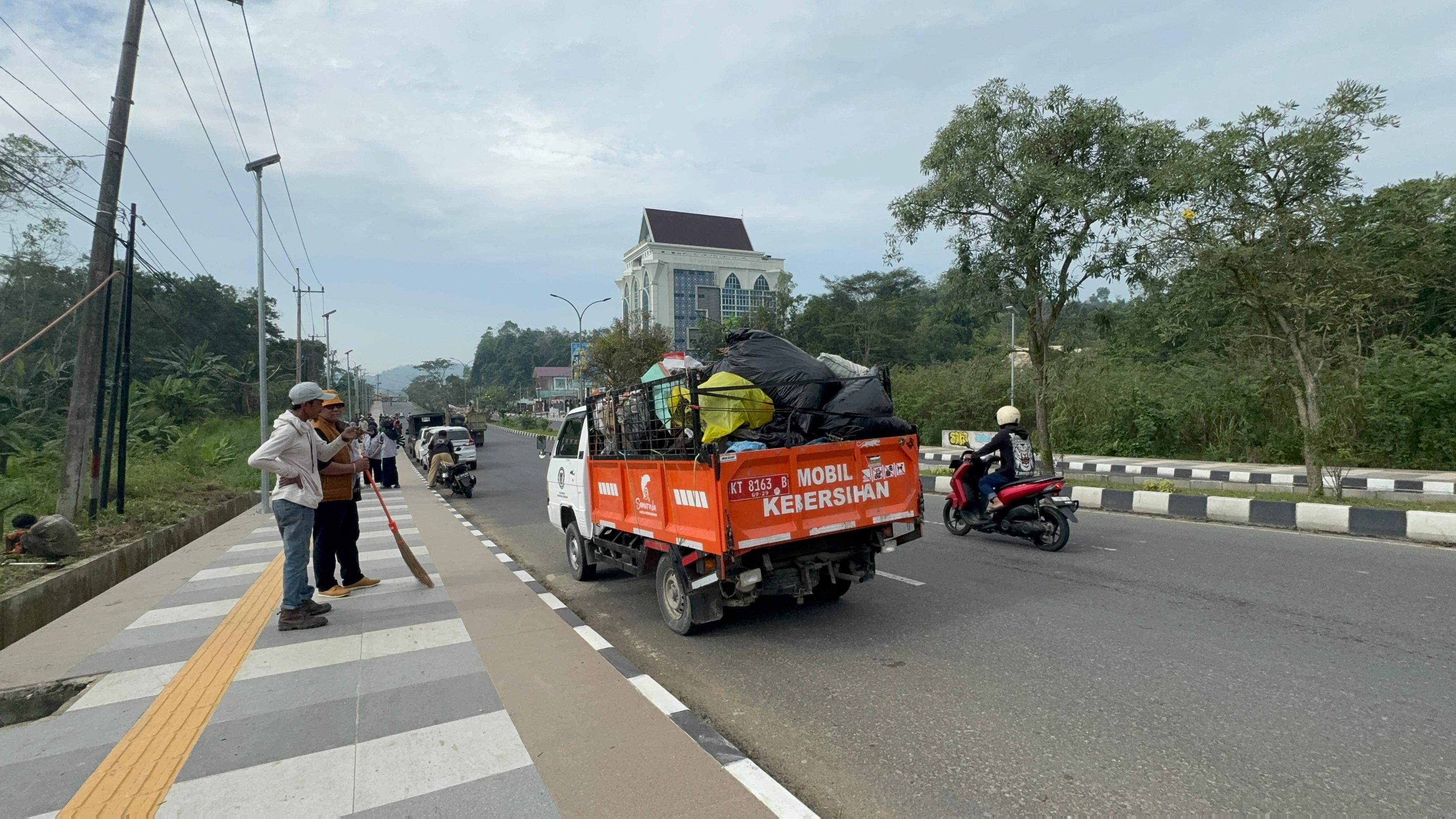 KERJA BAKTI: Tim kecamatan Samarinda Seberang dan kelurahan membersihkan sampah di sepanjang Jalan APT Pranoto Kelurahan Gunung Panjang dalam aksi gotong royong, Jumat (8/8).