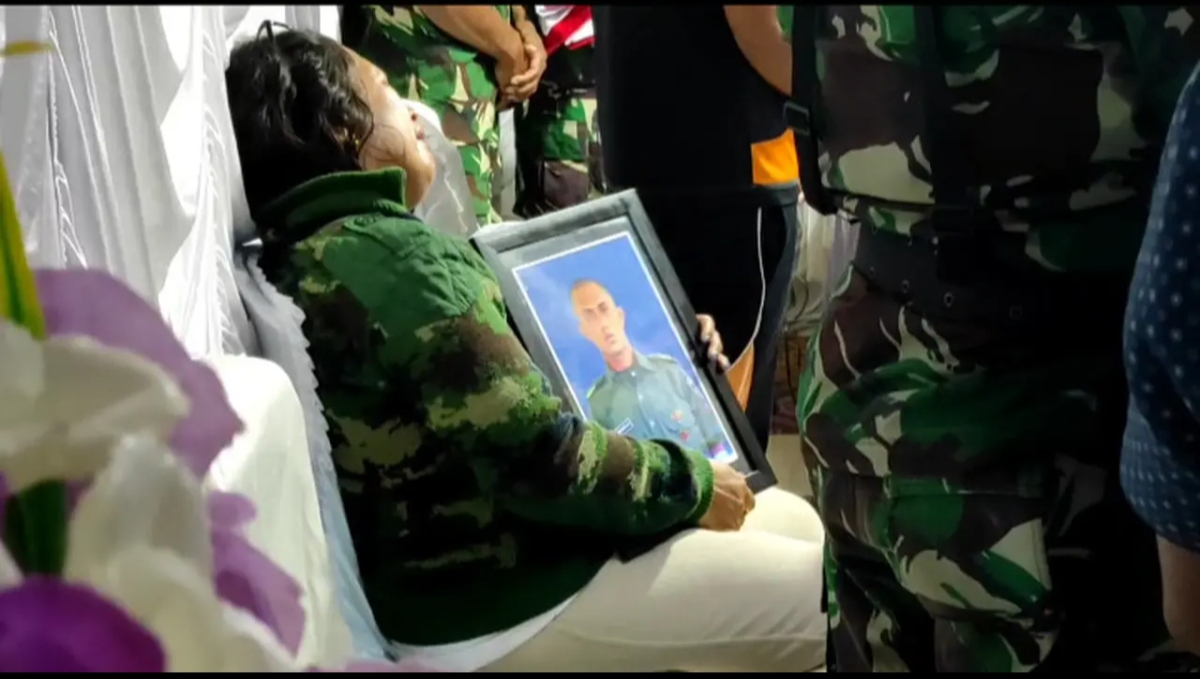 Ibu Prada Lucky Cepril Saputra Namo, Sepriana Paulina Mirpey, menangis di rumah duka di Kupang. (FOTO: IST)