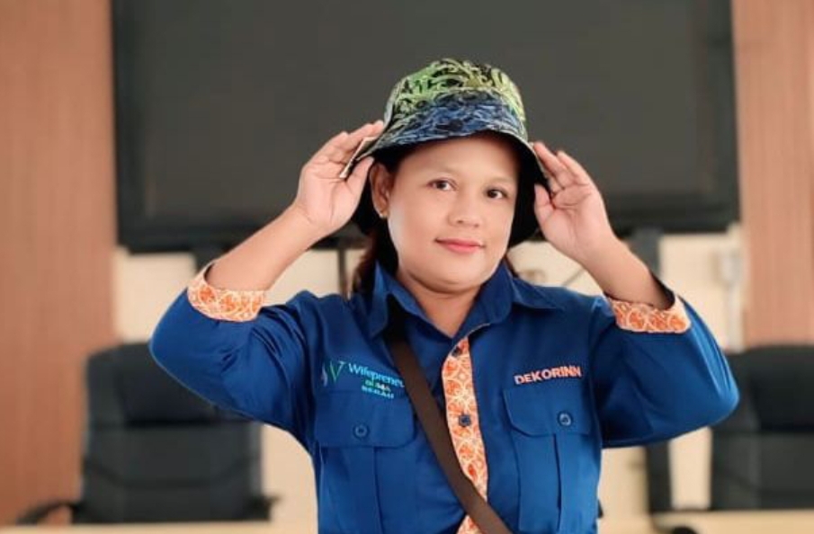 LOKAL: Permintaan topi batik buatannya diakui cukup banyak di Berau. Bahkan juga dikirim hingga ke luar Kalimantan. Ina fokus jaga kualitas.