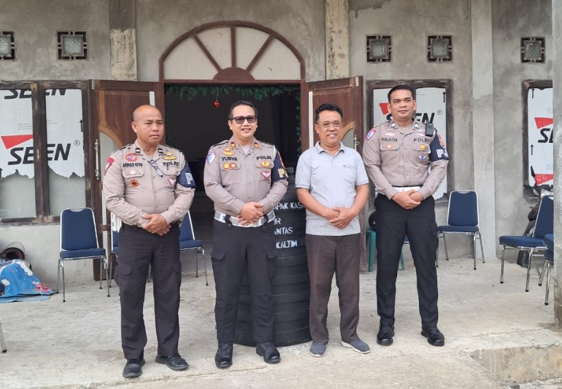BANTUAN: Subdit PJR Ditlantas Polda Kaltim salurkan bantuan wadah air ke Gereja Kristen Maranatha Indonesia (GKMI) Jemaat "House of Blessing" Balikpapan.