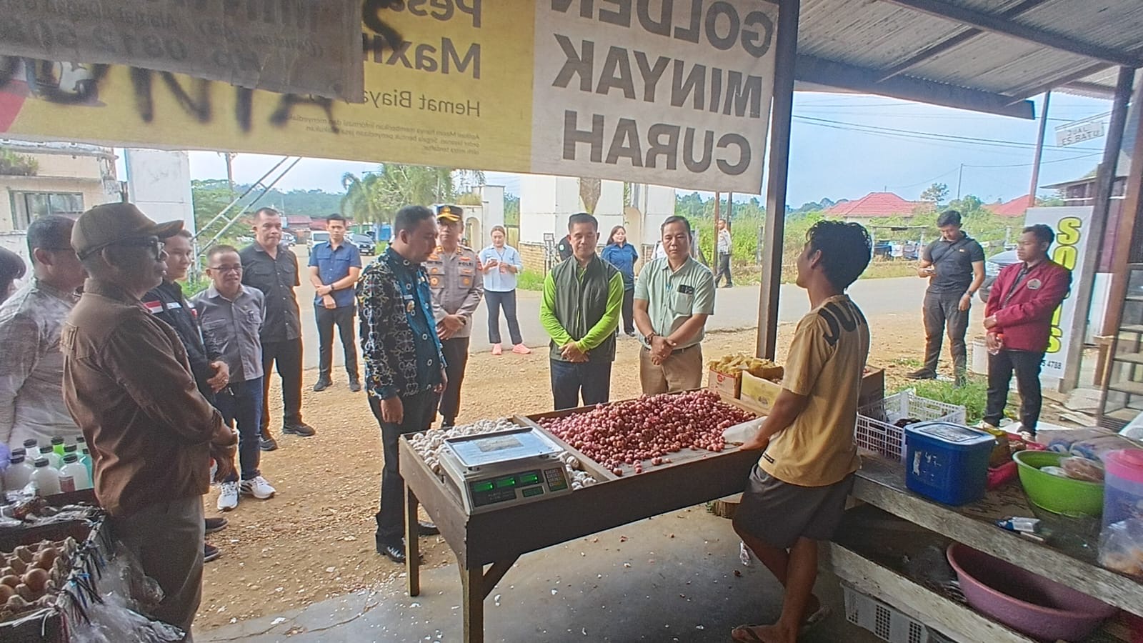 PANTAU: Bupati Kubar Frederick Edwin saat menanyakan langsung kepada pedagang terkait stok dan harga sembako di Pasar Jaras Barong Tongkok.