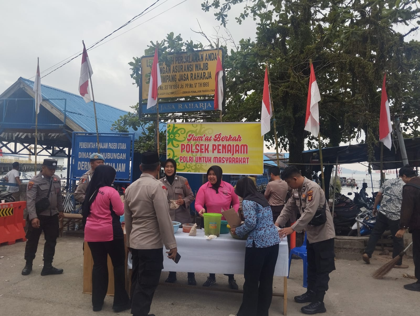 Suasana Jumat Berkah Polsek Penajam diisi dengan pembagian nasi kuning dan mendengarkan curhat masyarakat di Pelabuhan Speedboat, Penajam, PPU.