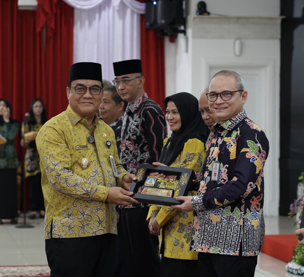 Kepala DPMPTSP Balikpapan Hasbullah Helmi (kanan) menerima penghargaan terbaik II pada ajang Wali Kota Awards Bidang Pengawasan 2025 kategori perangkat daerah dengan anggaran di bawah Rp 30 miliar.
