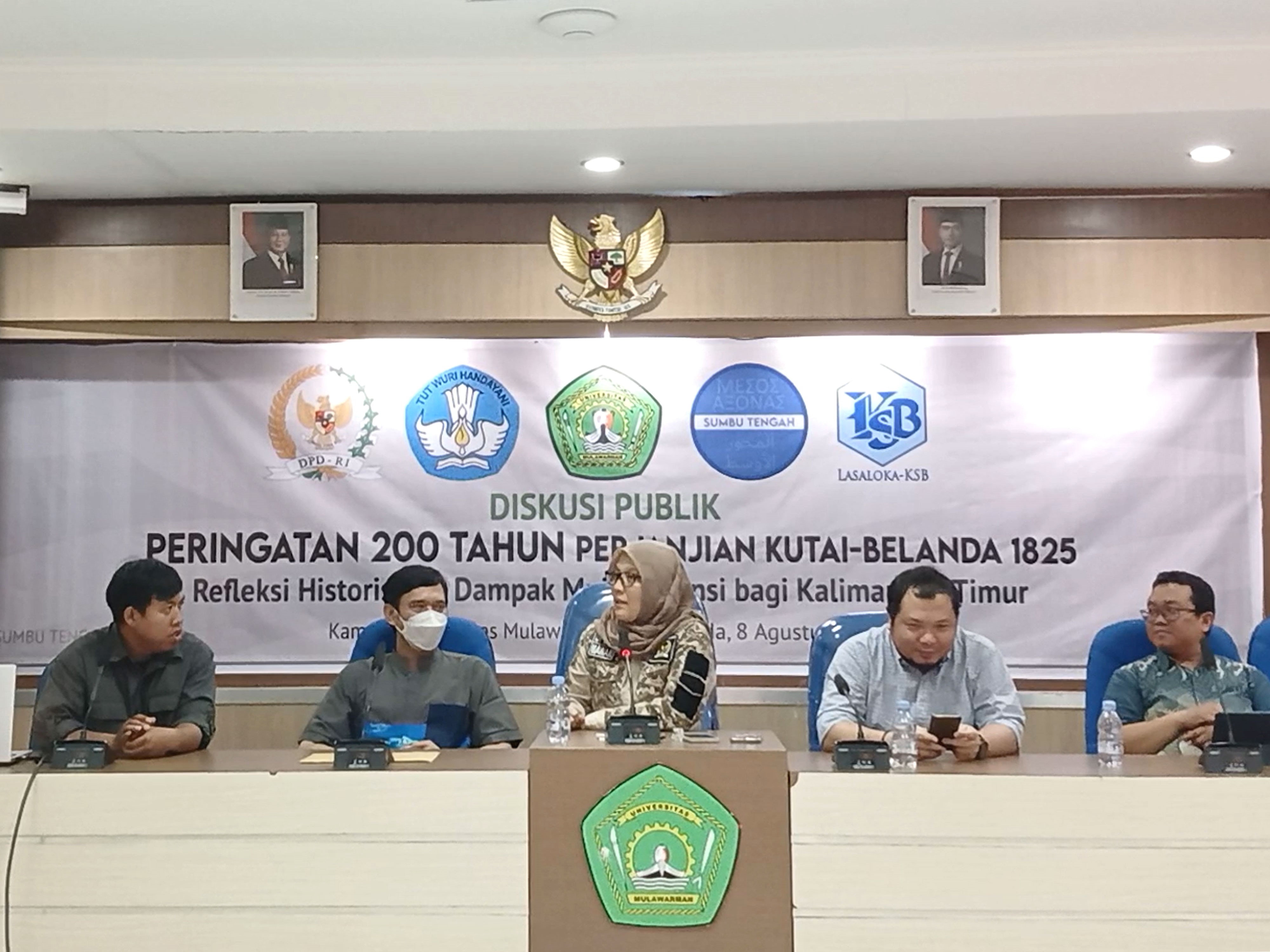 KRITIS: Diskusi publik peringatan 200 tahun perjanjian Kutai-Belanda 1825 di Kampus FKIP Unmul, 8 Agustus 2025. Dari kiri Rusdianto, Muhammad Sarip, Aji Mirni Mawarni, Aji Muhammad Mirza W, Muh. Azmi.