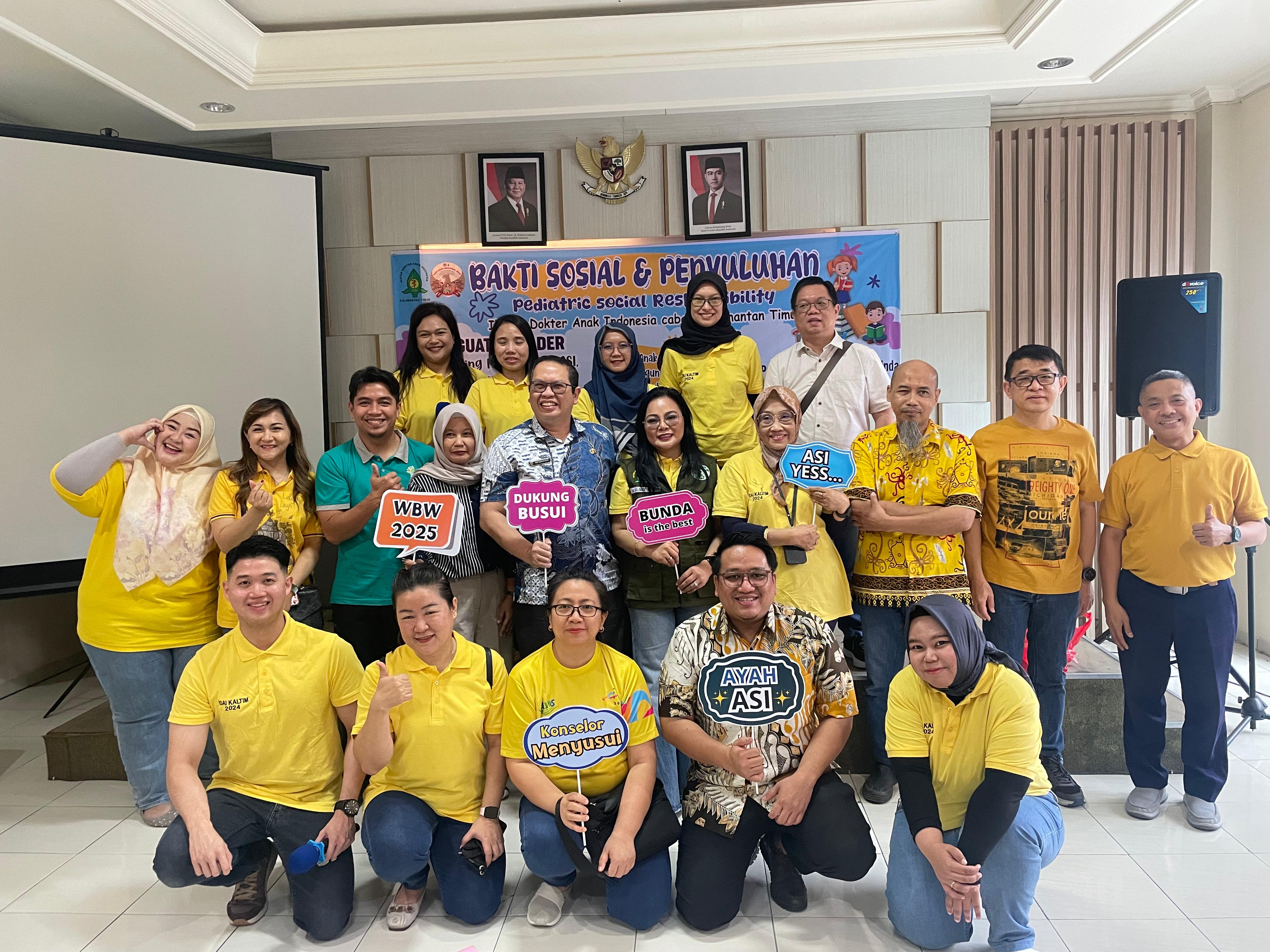 SALING MENDUKUNG: dr Diane Meytha Supit (pakai rompi) bersama pengurus IDAI Kaltim dan Diskes Kota Samarinda saling dukung di kegiatan baksos skrining pada balita.