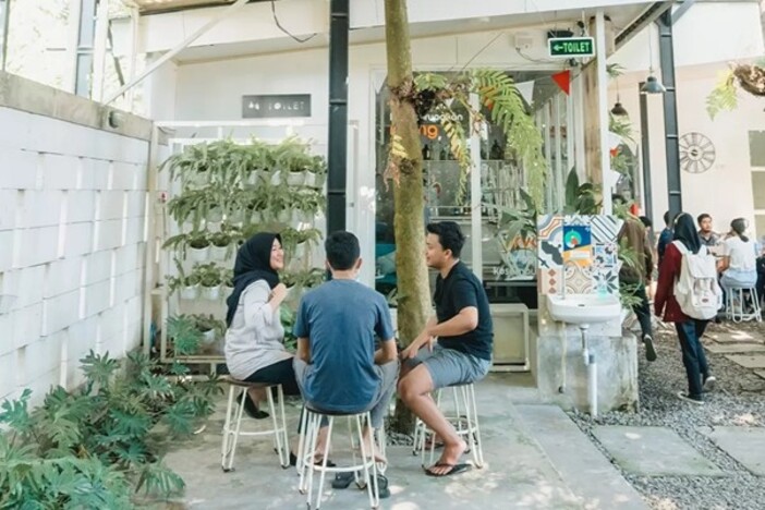 Ilustrasi kawula muda asyik ngumpul di kafe.
