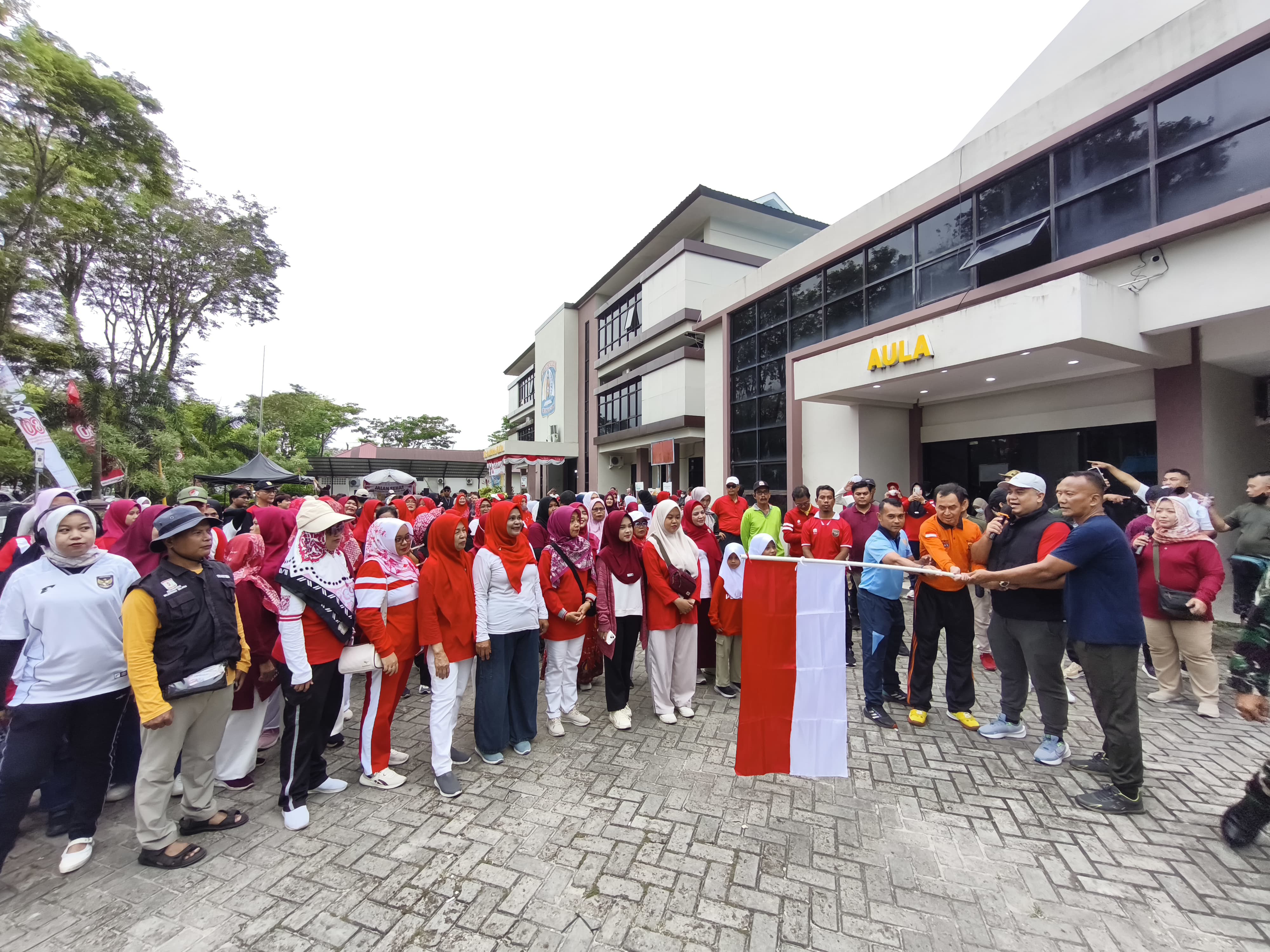Camat Balikpapan Selatan, Muhammad Hakim didampingi unsur FKPD melepas peserta jalan sehat Keluarga Besar Kecamatan Balikpapan Selatan.