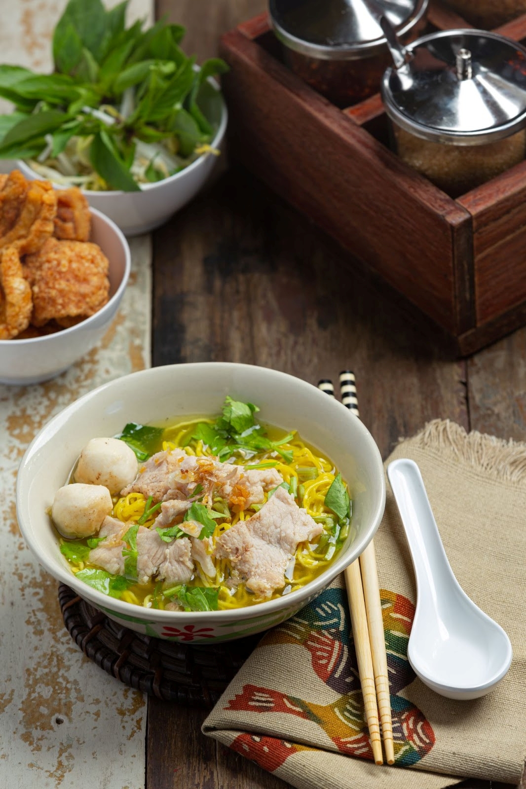 Mie ayam yang disajikan dengan mangkuk putih, lengkap dengan topping daun bawang.