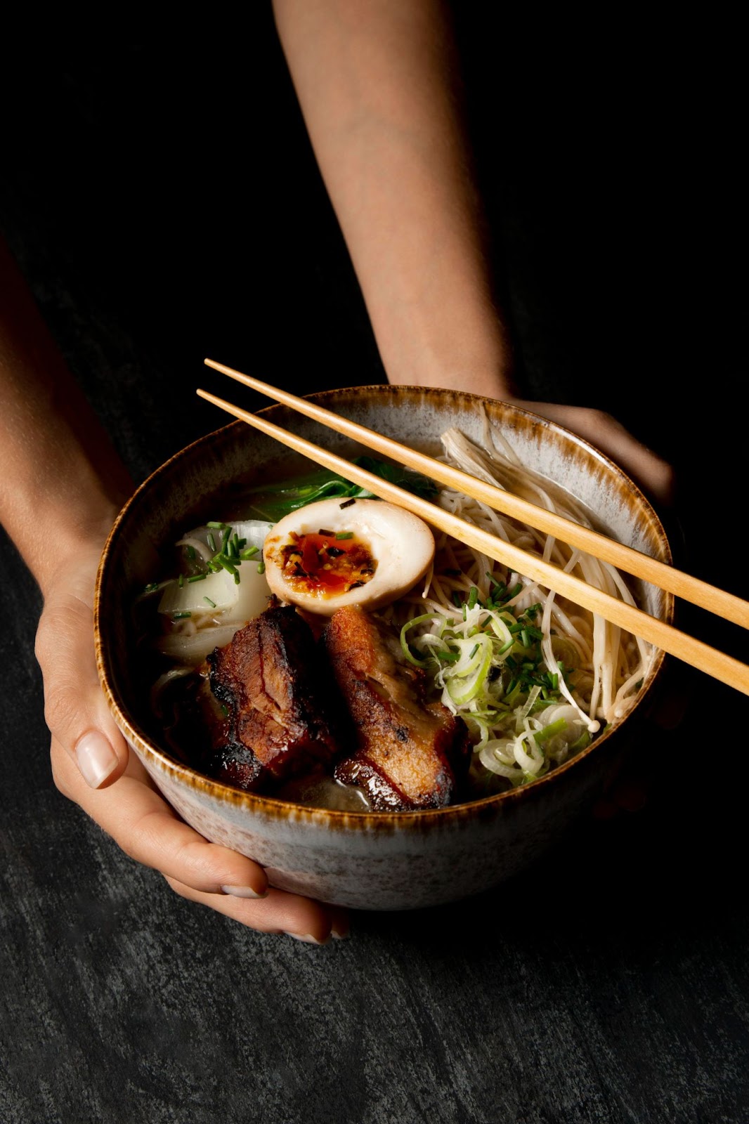 Semangkuk ramen yang dihidangkan dengan tambahan daging dan telur rebus (freepik.com)