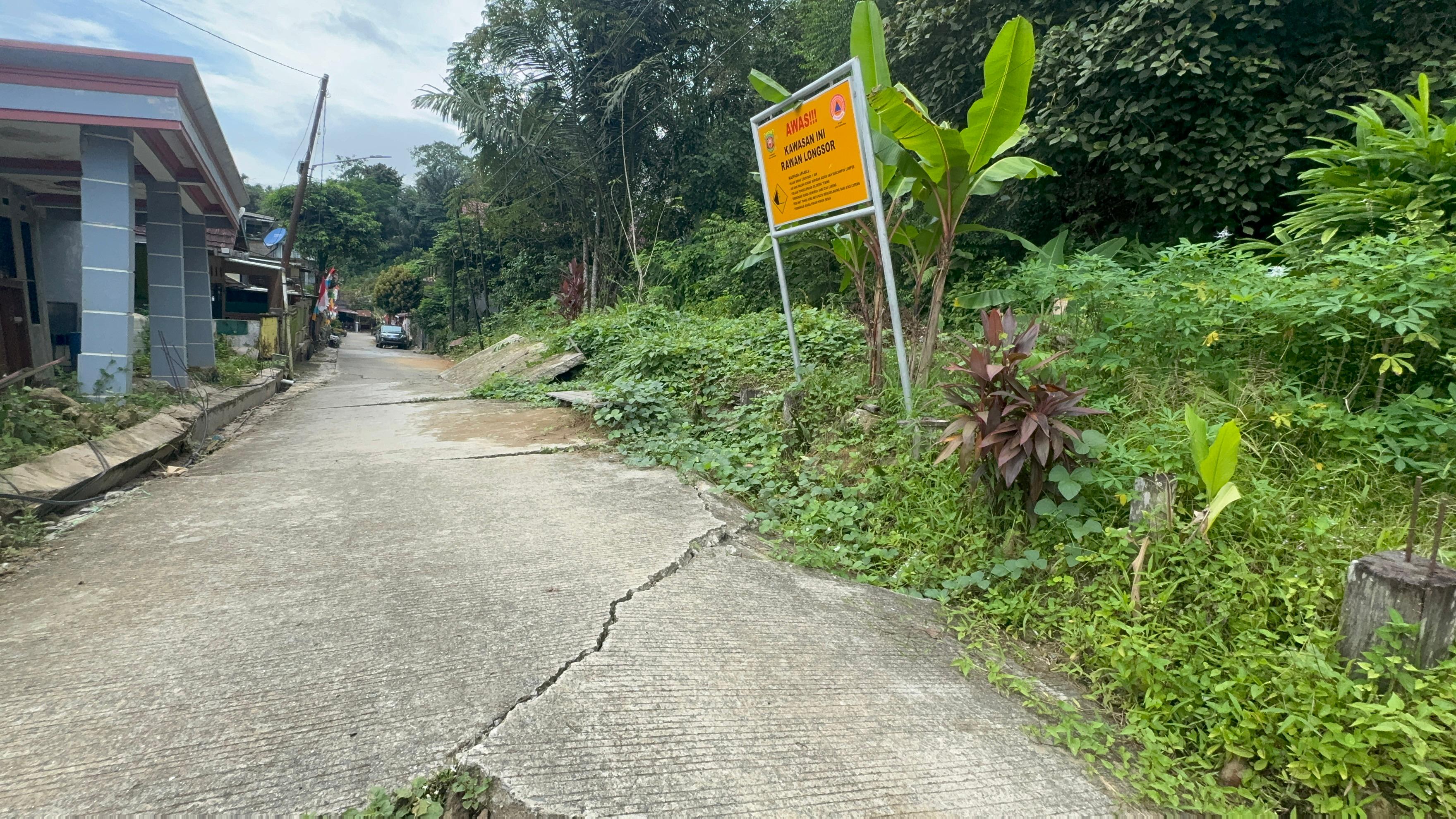 MENGKHAWATIRKAN: Badan jalan Blok BS Perum Keledang Mas Kecamatan Samarinda Seberang mulai terangkat imbas pergerakan tanah pada area perbukitan, kondisi ini membutuhkan penganan serius Pemkot
