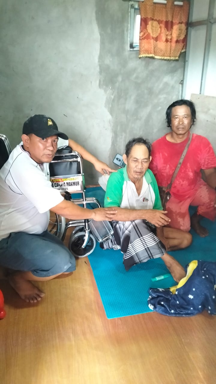 BANTUAN: Wakil Ketua Pramuka Peduli PPU, Alfian (kiri) saat menyerahkan bantuan kursi roda kepada Muhammad Yusuf (tengah), warga Gunung Makmur, Kecamatan Babulu, PPU.(ist)