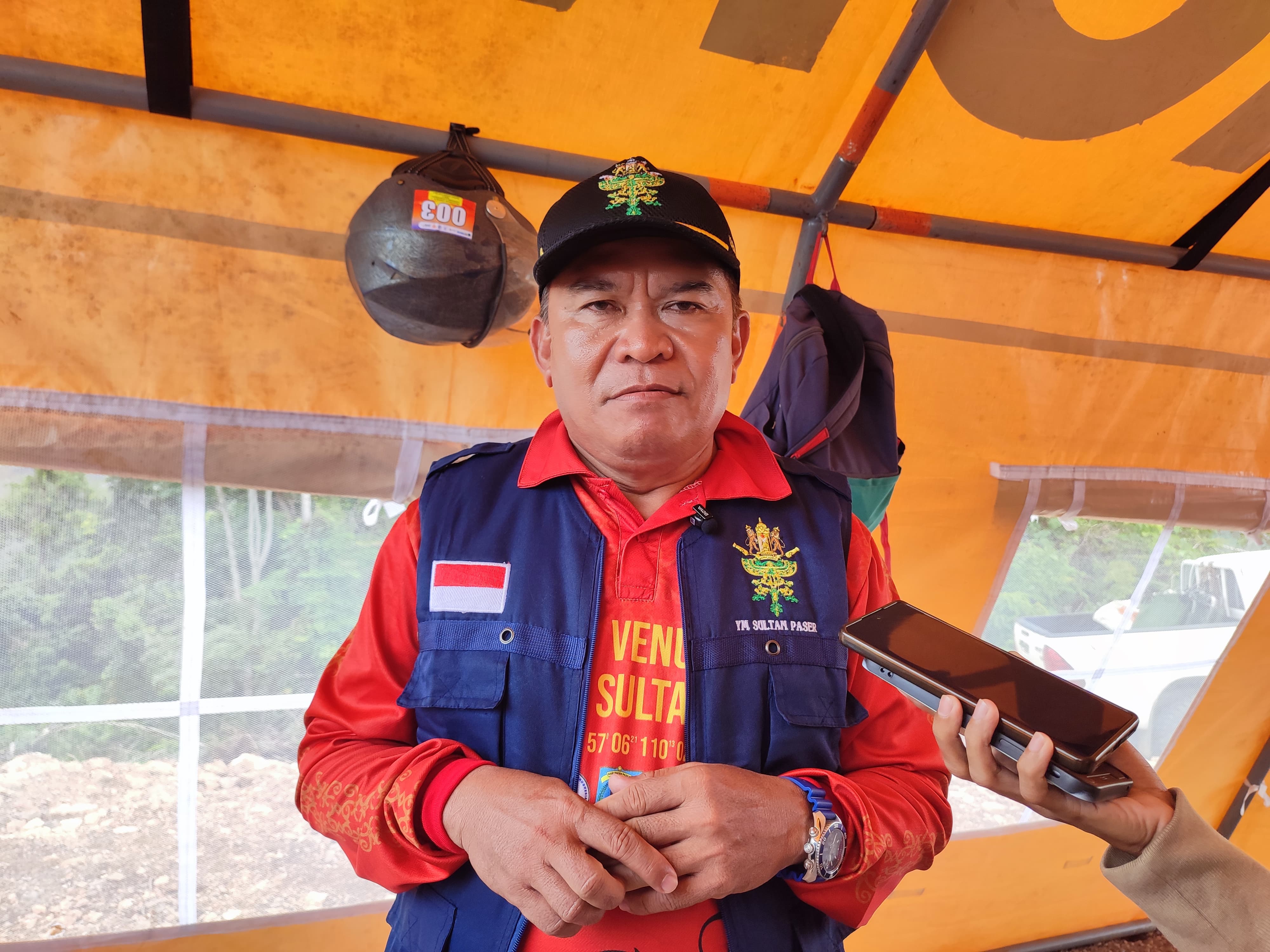 DUKUNG PARALAYANG: Anggota DPRD Paser Muhammad Jarnawi saat menghadiri kegiatan lomba Paralayang di Bukit Sultan, Minggu (10/8/2025).