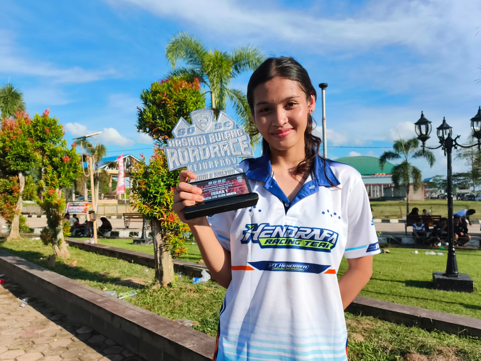 &lrm;ANGKAT TROFI: Sargus mengangkat trofi kemenangan usai menjuarai kelas 130 cc Women Open Kejurprov Roadrace 2025 di Sirkuit Non Permanen GOR Kudungga, Sangatta Utara, Minggu (10/8).