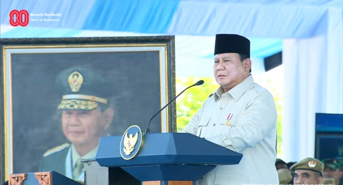 Presiden Prabowo Subianto saat memberikan amanat dalam Upacara Gelar Pasukan Operasional dan Kehormatan Militer di Pusdiklatpassus, Batujajar, Bandung Barat, Jawa Barat, Minggu (10/8).