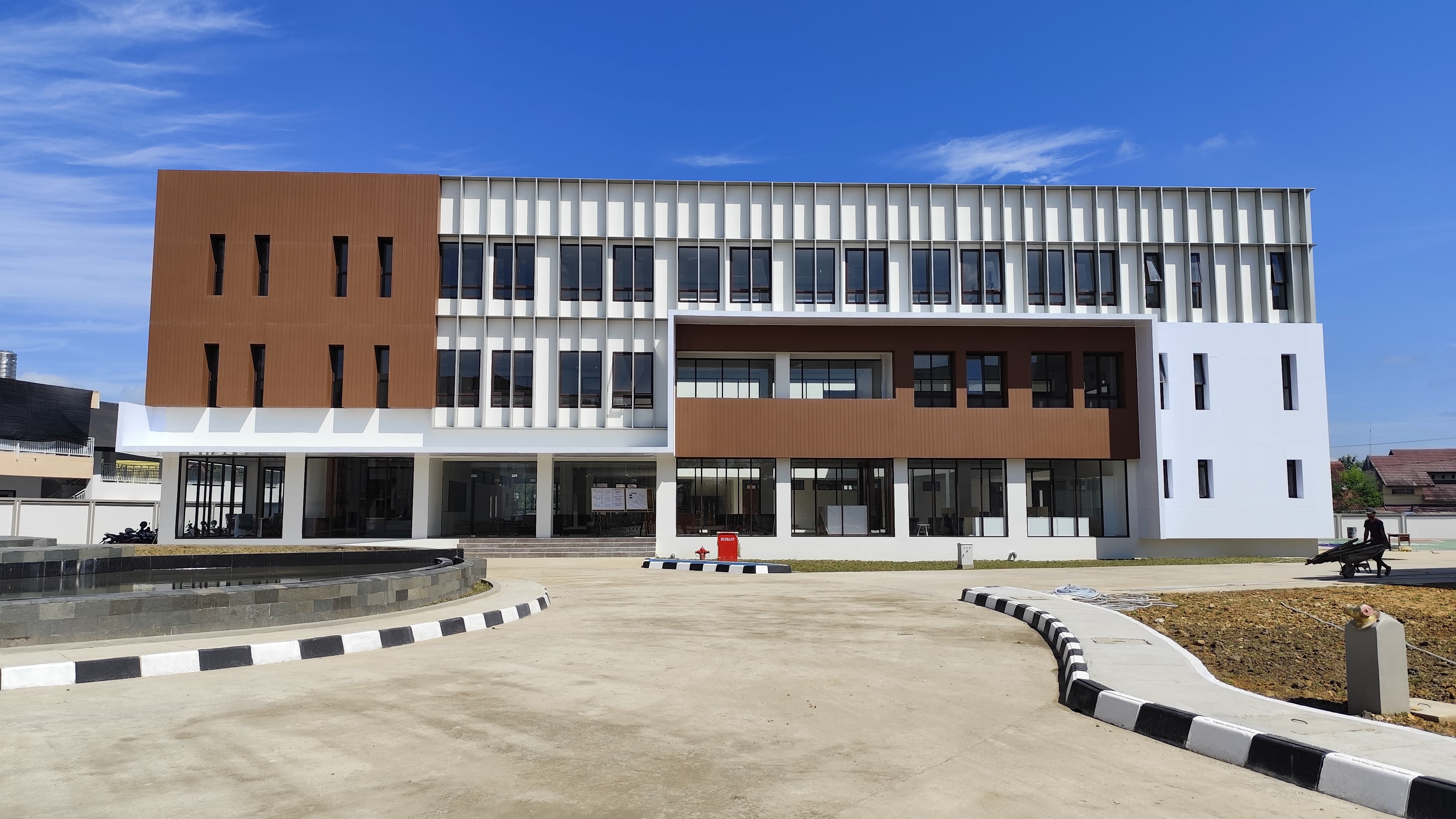 MASIH BARU: Gedung SMA Prestasi di kompleks Sekolah Terpadu Kecamatan Sungai Kunjang.