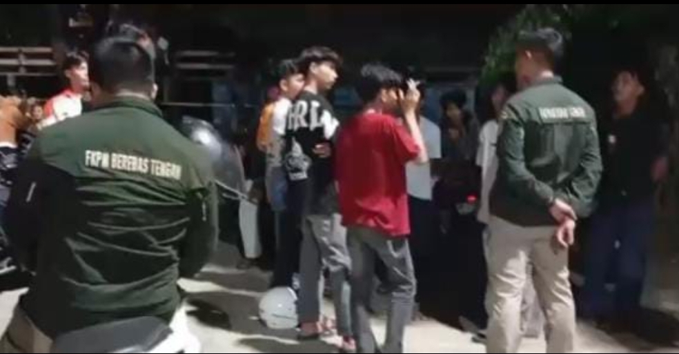 PENCEGAHAN: Kelurahan Berebas Tengah dan FKPM melakukan patroli untuk mengantisipasi gangguan kantibmas di tempat hiburan malam serta lapangan Kampung Baru.