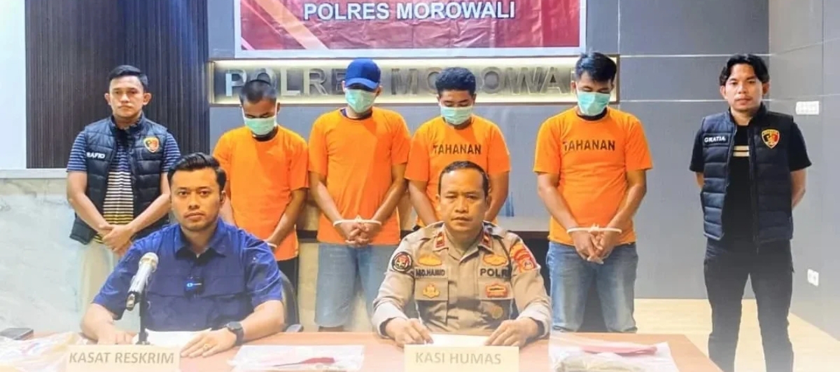 Empat tersangka, termasuk seorang oknum polisi, dihadirkan dalam rilis kasus pengeroyokan. (Foto: Fajar)