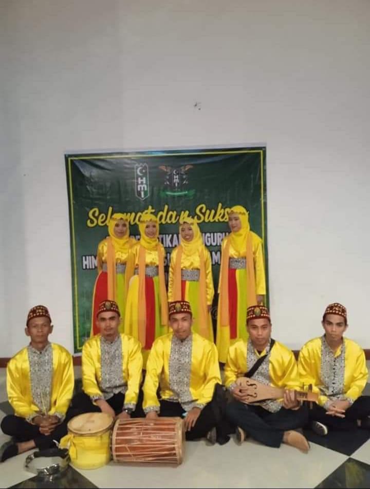 Grup penari Ronggeng Paser saat tampil dalam sebuah acara, baru-baru ini. Tarian tradisional ini nyaris punah.
