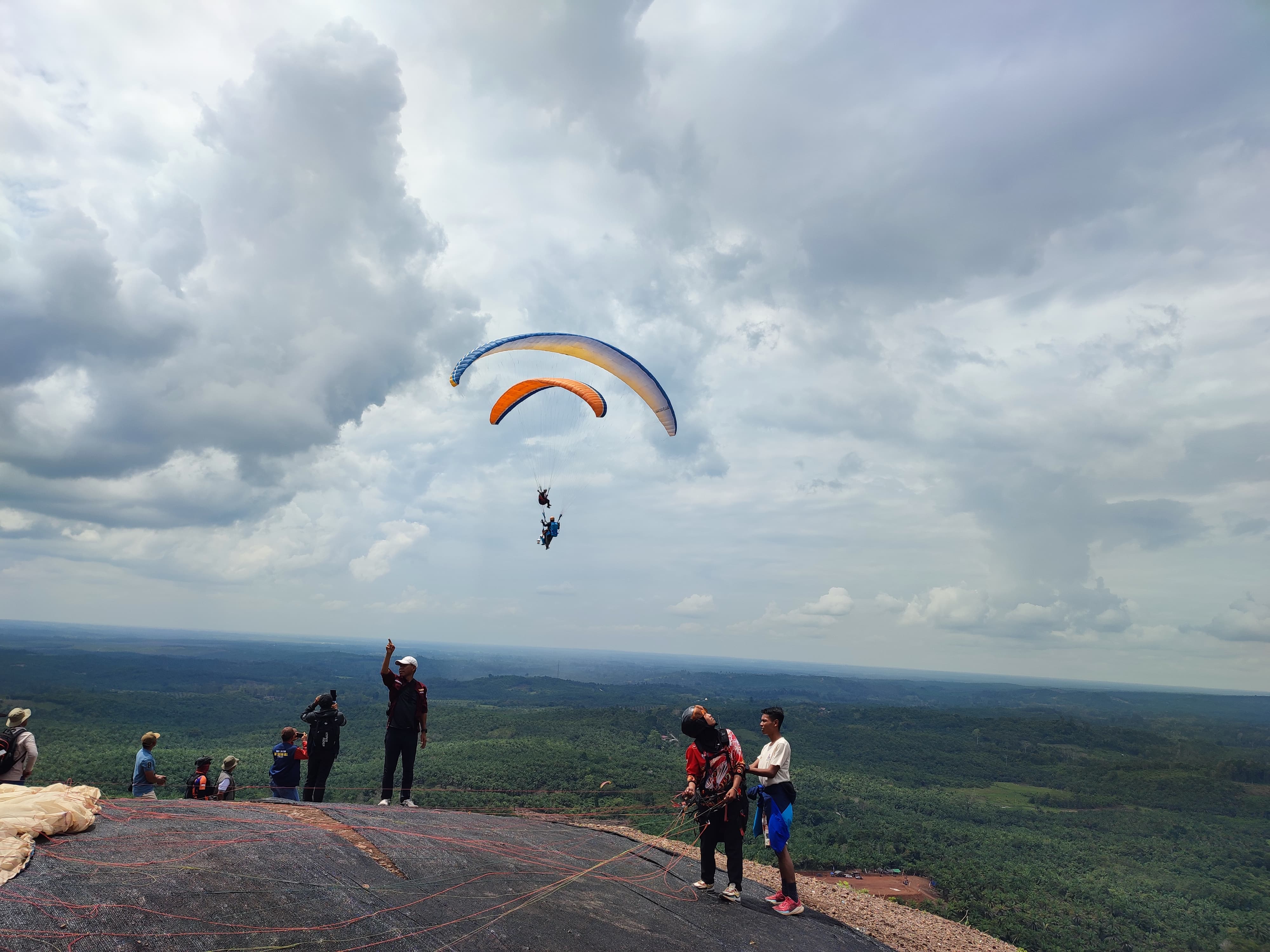 Kabupaten Paser memiliki area wisata paralayang baru, yaitu Bukit Sultan atau Sultan Hill di Desa Lempesu, Kecamatan Batu Engau. (NAJIB/KP)