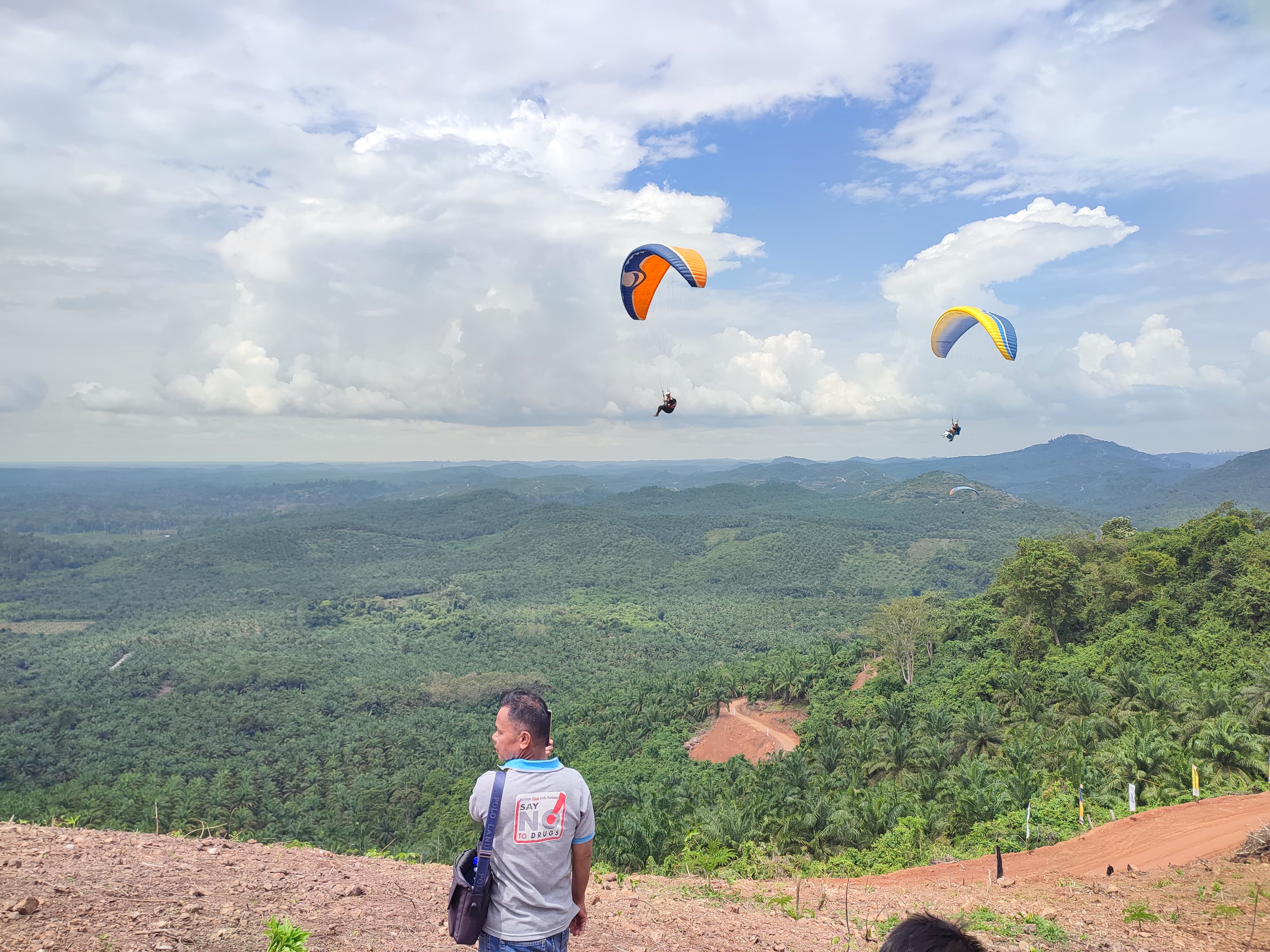 Obek wisata paralayang di Bukit Sultan, Kabupaten Paser, nantinya akan dikembangkan untuk berbagai kegiatan pariwisata dan terhubung dengan objek wisata laiannya di Paser. (NAJIB/KP)