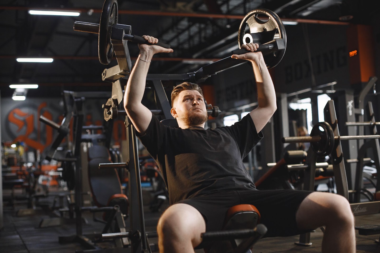 Ilustrasi seorang laki laki sedang latihan angkat beban di tempat gym.