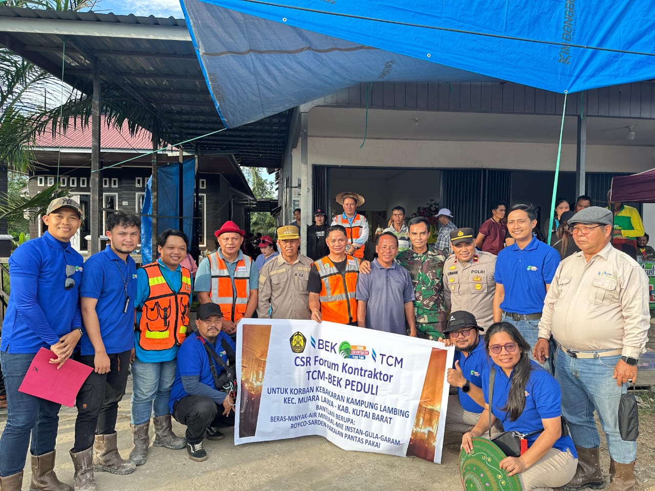 PT BEK- TCM saat menyalurkan bantuan untuk korban kebakaran di Kampung Lambing, Kecamatan Muara Lawa, Kubar.